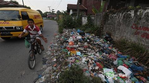 BERITA FOTO Minimnya Tempat Pembuangan Sampah Banyak Ditemukan Sampah