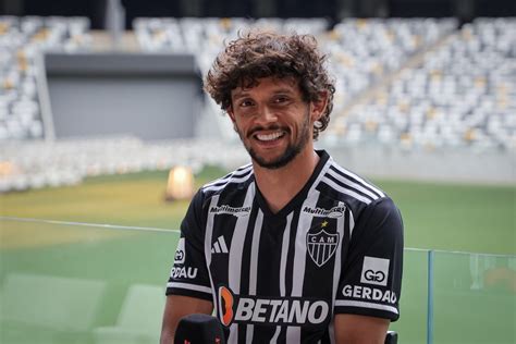 Atl Tico Mg Anuncia A Contrata O Do Atacante F Bio Gomes Que