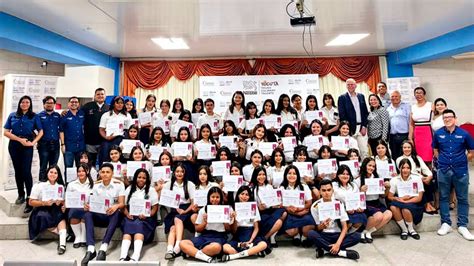 Jóvenes de la industria culinaria son graduados por el programa YOCUTA