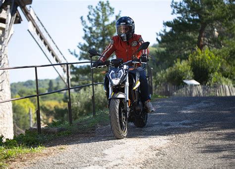 Voge 525 R Naked R Pole Scoot à Fontaine Isère 38 Concessionnaire Moto Scooters