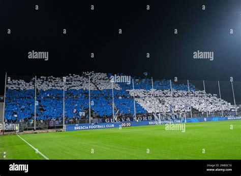 Los seguidores del Brescia Calcio FC durante el partido por el ...