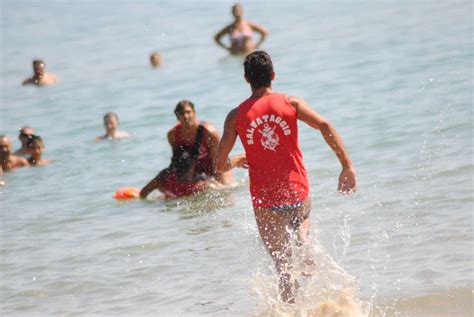 Cerveteri Il Guardiaspiaggia Matteo Monaco Salva Bagnante In