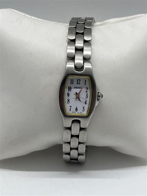 Vintage Seiko Vivace Ladies Silvertone Watch Gem