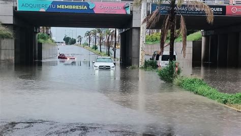 Por Fuertes Lluvias Autos Quedan Bajo El Agua Y Se Registra Caos Vial