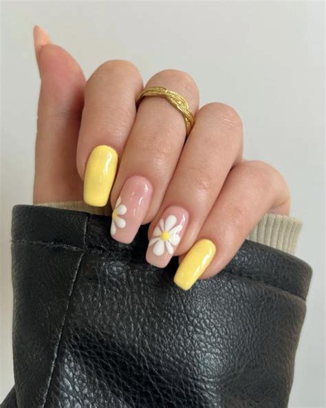 Là quý cô sành điệu đừng bỏ qua những kiểu móng tay hot hit đầu hè