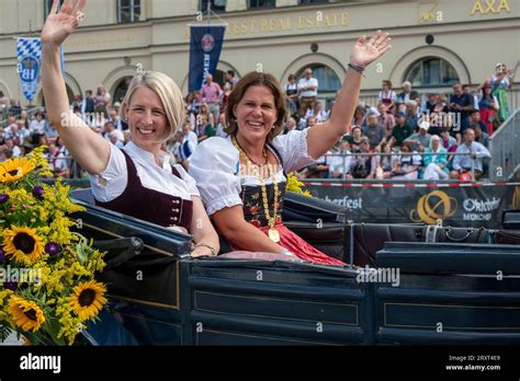 Muenchen Trachten Und Schuetzenzug Beim Muenchner Oktoberfest Auf