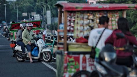 Ngabuburit Di Flyover Pasar Rebo Poskota Co Id