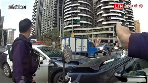 桃園藝文特區驚見警匪追逐！通緝犯衝撞警車 警負傷制伏翻攝畫面 Youtube