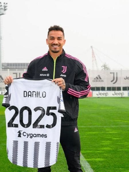 Juventus Anuncia Renova O De Contrato Danilo At