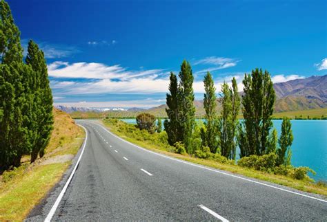 Paisagem Da Montanha Lago E Estrada Foto De Stock Imagem