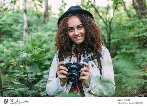 Porträt Eines Lächelnden Teenager Mädchens Beim Fotografieren In Der