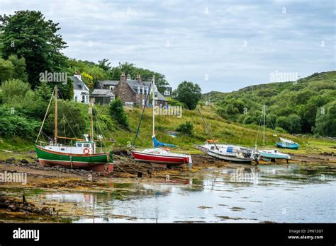 Bateaux de pêche colorés dans le petit village de Badachro près de