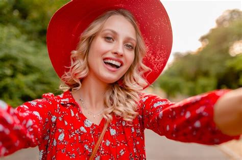 Mujer Sonriente Rubia Elegante Atractiva En Traje De La Manera Del