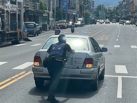 車輛突拋錨故障 長竹警協助推車移路旁