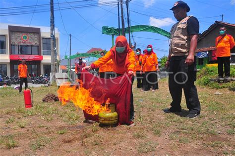 SIMULASI PENANGANAN BENCANA KEBAKARAN ANTARA Foto