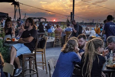 Sch Ne Rooftop Bars In Berlin K Hle Drinks Und Beste Aussichten