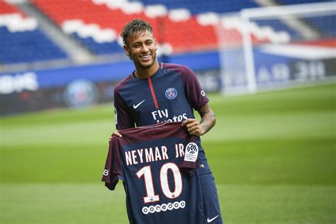 PSG sell 10,000 Neymar shirts on first day - The Local