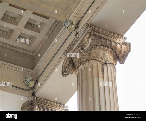 Greek style white house columns hi-res stock photography and images - Alamy