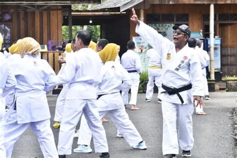 Latihan Karate Bersama ASN Disdikbud Paman Birin Latih 419 Guru Dan