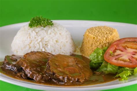 A Carne Assada Arroz E Salada No Fundo Verde Um Prato Tradicional