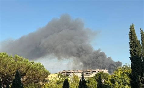 Roma Incendio In Zona Ponte Mammolo A Fuoco Anche Baracche