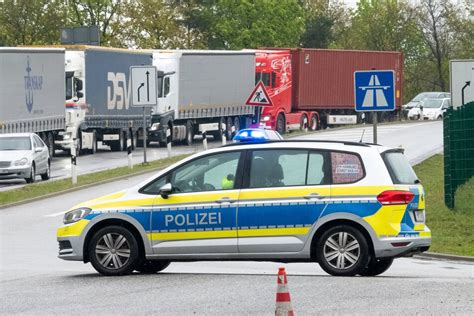 A7 Schwerer Unfall Mit Sieben Verletzten Gaffer Sorgen Auch Auf