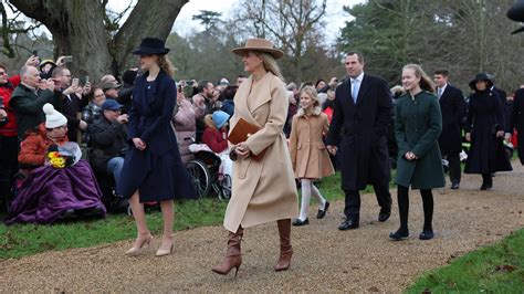 König Charles III Er führt Familie zum Sandringham Gottesdienst