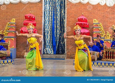 Danza Balinesa Tradicional Imagen De Archivo Editorial Imagen De Gente