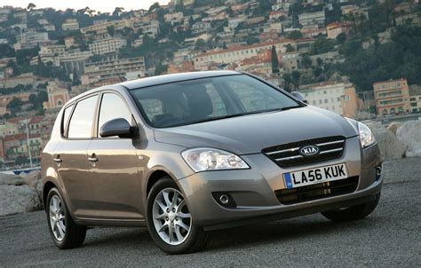 Kia Ceed Hatchback Review (2007 - 2012) | Parkers