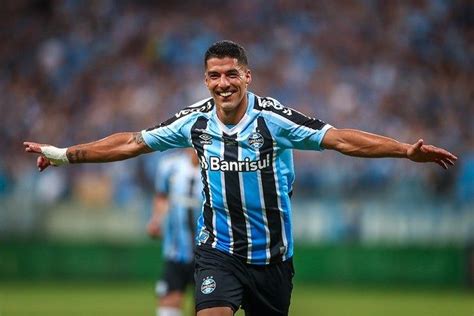 Suárez faz três na estreia Grêmio goleia o São Luiz e conquista a Recopa