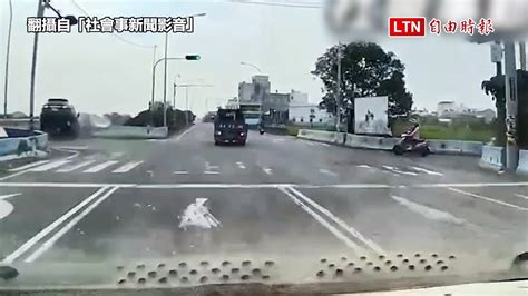 往左、往前結局差很大！休旅車閃車撞橋墩驚險畫面曝（翻攝自「社會事新聞影音」） 自由電子報影音頻道