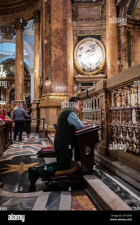 Gläubige Im Inneren Der Kathedrale Basilika Unserer Lieben Frau Von Der Säule Während Der Gabe