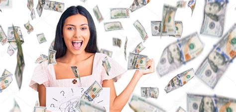 Joven Hermosa Chica Latina Sosteniendo Garabato Dibujar Gritando Orgulloso Celebrando La
