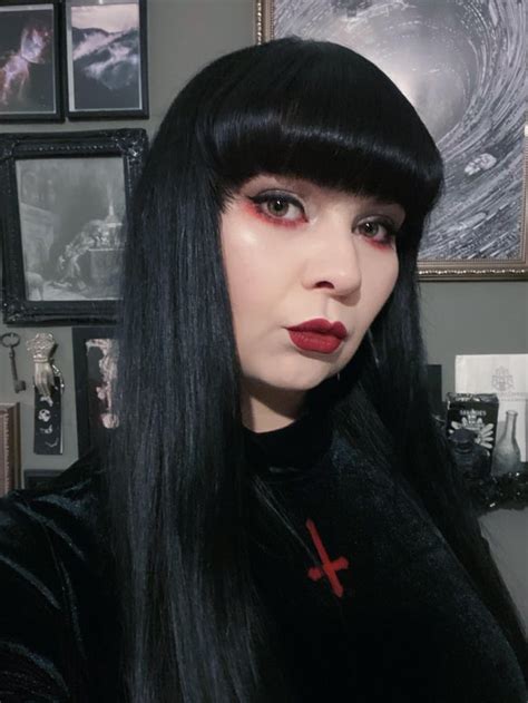 Red makeup look to match my new top : r/GothStyle