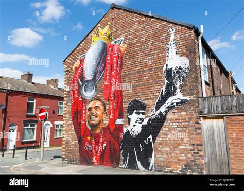 Mural De Jordan Henderson Y Alan Hansen Holding Football League Trophy