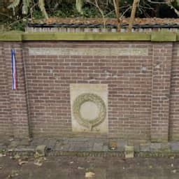 Bloemstukken Gestolen Na Herdenking Van Oorlogsslachtoffers In