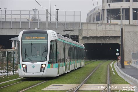 Tram Sur La Ligne T B Ratp Rosa Parks Paris Photos De Trams