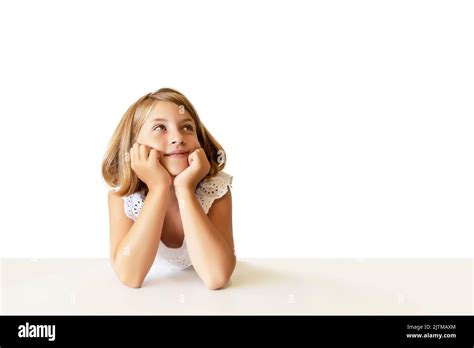 Blanche blonde fille pensive sur fond blanc Imagination belles idées et pensées Maquette pour