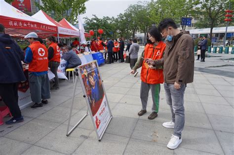 生命教育 救在身边——市红十字会开展第76个世界红十字日街头宣传活动信息快递盐城机关党建网