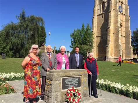 A wreath at the Simon De Montfort memorial commemorating the 751st ...