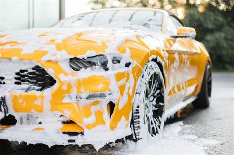 Imagem Recortada Da Roda Do Carro Amarelo De Luxo Na Lavagem De Carros