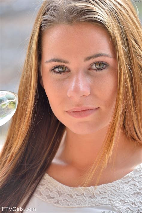 Lovely Babe Aveline schiebt ein Glas FTV Spielzeug in ihre köstliche Pussy aus der Nähe