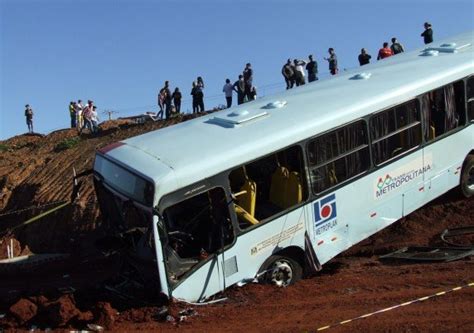 Acidente Entre Carro E ônibus Na Rs 118 Mata Bebê E Fere Pelo Menos 15