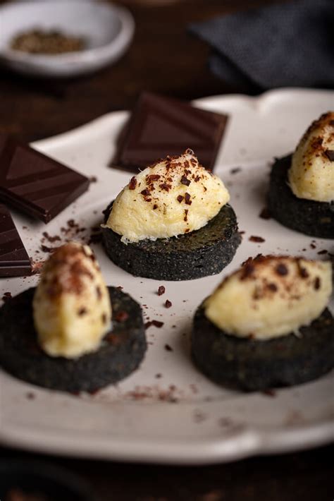 Baccal Mantecato Su Crostini Di Polenta Al Nero Di Seppia