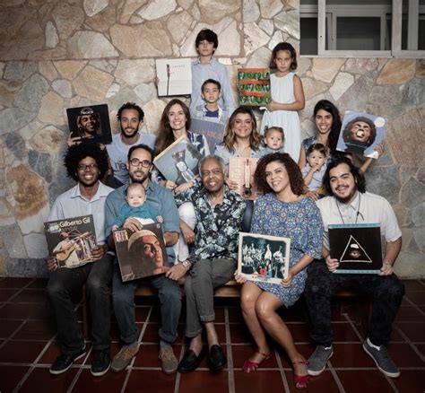 Gilberto Gil Emociona Foto Ao Lado Dos Filhos E Netos