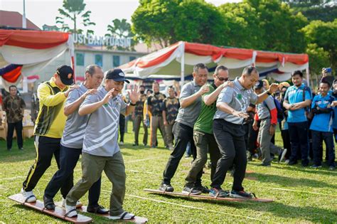 Pj Bupati Muba Apriyadi Main Terompah Panjang Semarakkan HUT Ke 77 RI