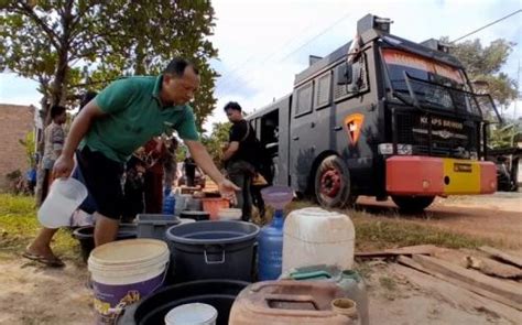 Kemarau Panjang Polisi Bantu Distribusi 8 Ribu Liter Air Bersih Di Depok