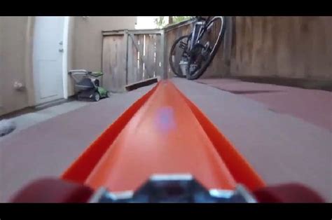 Impresionante video de Hot Wheels Tremendas imágenes de video del recorrido de un autito de