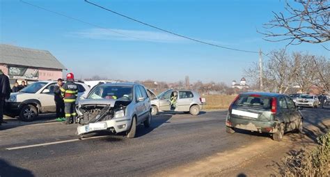 Trei mașini au fost implicate într un accident rutier în comuna Osica