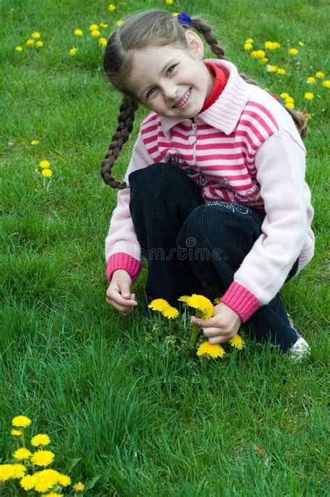 Petite Fille Jouant Avec Des Pissenlits Image Stock Image Du